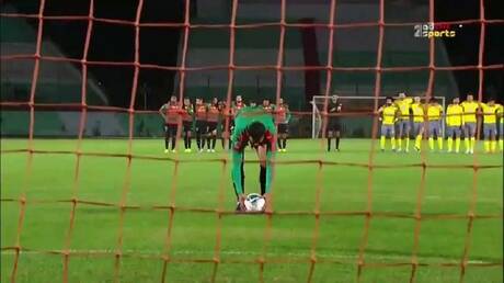 في حادثة غريبة.. كرة قدم ترفض الثبات خلال مباراة فريقين عربيين!