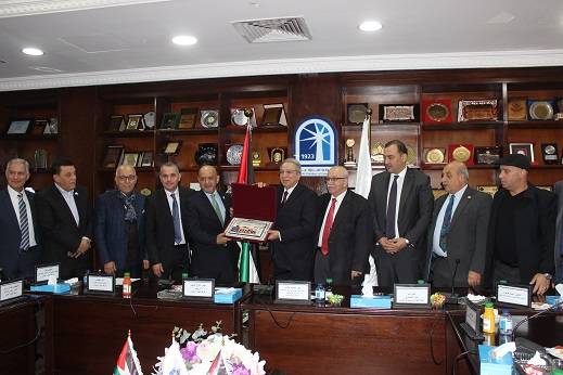 هكذا صفق الفلسطينيون لخليل الحاج توفيق