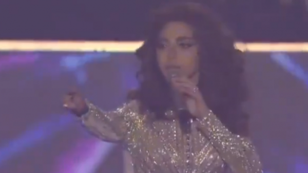 خلال حفلها الأول في السعودية.. مريام فارس توقف الغناء لإسعاف أحد الحاضرين (فيديو)