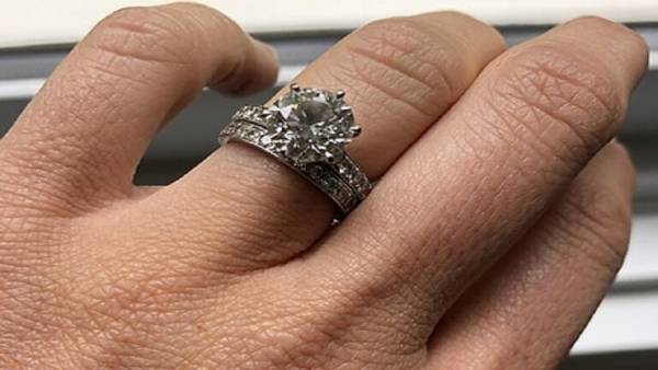 عمال النظافة يفتشون عن خاتمي زواج في 30 طنا من القمامة