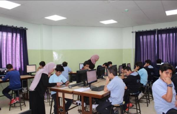 طلبة مدارس النظم وعلى اختلاف مراحلهم يؤدون امتحاناتهم إلكترونيًا