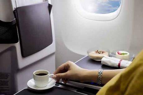 بأمر قضائي .. تعويض من تنسكب عليه قهوة في الطائرة