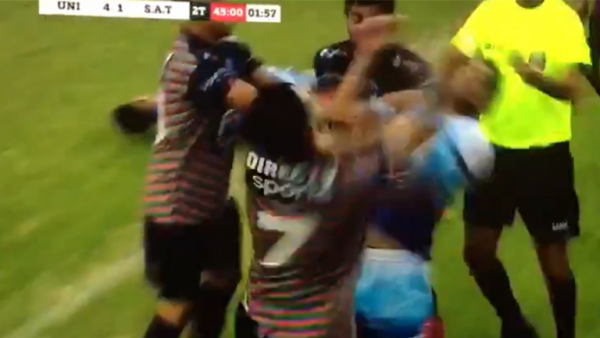 لاعب يحول مباراة الى  حلبة مصارعة