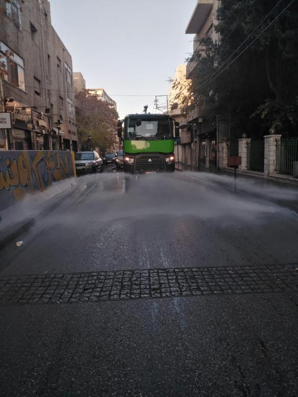 آليات حديثة لغسل الشوارع والأرصفة