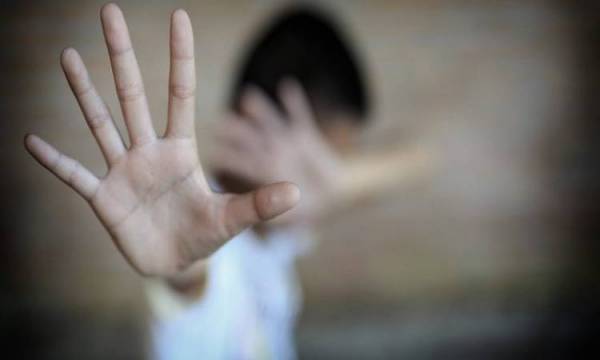 لسبب غريب... تعذب نجل زوجها حتى الموت