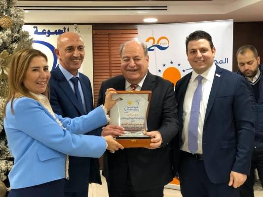 المجموعة العربية الأوروبية للتأمين تكرم موظفها صبري العناسوه