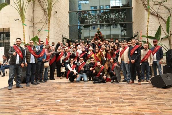 الشرق الأوسط تقيم كرنفال الخريجين الأول طلوا أحبابنا