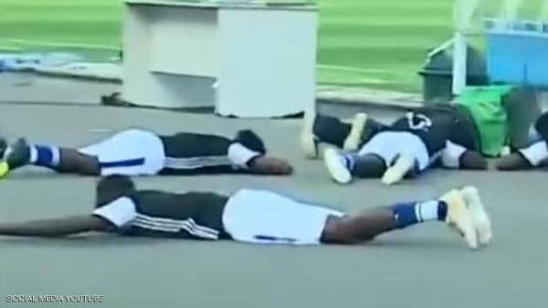 شاهد الفيديو .. هجوم نحل يوقف مباراة كرة.. ويجبر اللاعبين على الانبطاح