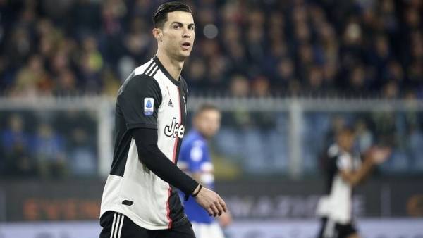 شاهد.. ردة فعل رونالدو بعد هتافات الجماهير باسم ميسي في السعودية