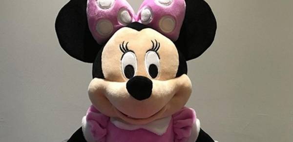 امرأة تتجسّس على زوجها السابق بدمية ميني ماوس!