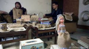 أسرة فلسطينية تمتهن صُنع القطع الفنية من الخيش