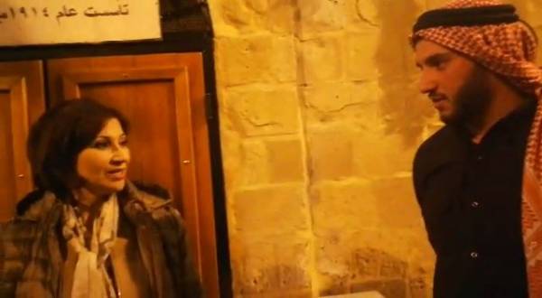 شاب جامعي طموح احترف صناعة الكنافه على الحطب