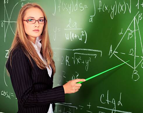 بالصور .. معلمة عبقرية ترتدي الدرس في حصة لا تنسى .. تفاصيل