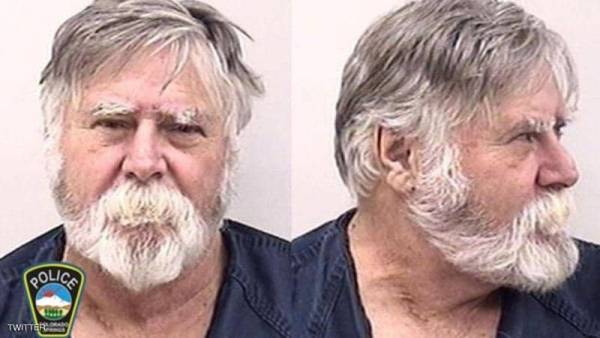 بابا نويل اللص.. سرق مصرفا ووزع النقود على المارة هدية