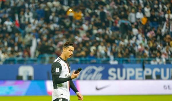 رونالدو يعثر على هاتف محمول في ملعب مباراة السوبر بالرياض
