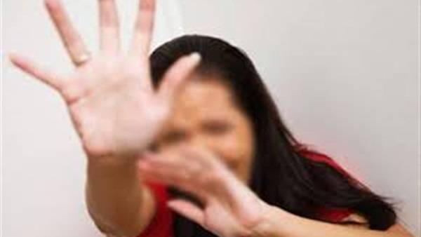 حبس زوج مصري سنة لاعتياده إطفاء السجائر بجسد زوجته والتسبب بإجهاضها .. تفاصيل صادمة