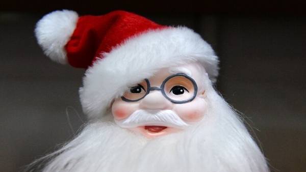 سانتا كلوز يسطو على بنك أمريكي وينثر الأموال للمارة