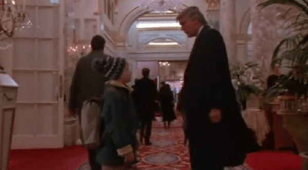 في عيد الميلاد.. ترامب يتذكر مشاركته في مشهد بفيلم سينمائي  (فيديو)