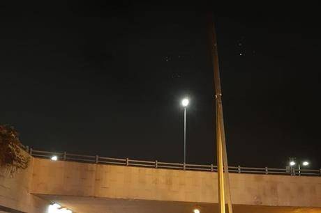 سقوط عمود إنارة في عمّان (صور)