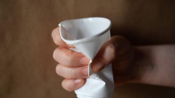 روسيا تدرس مسألة حظر الأواني البلاستيكية