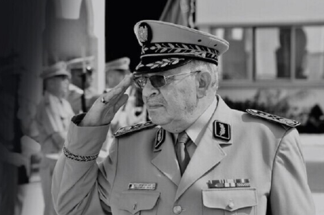 لحظة طرد السفير الفرنسي من جنازة قايد صالح .. (شاهد الفيديو)