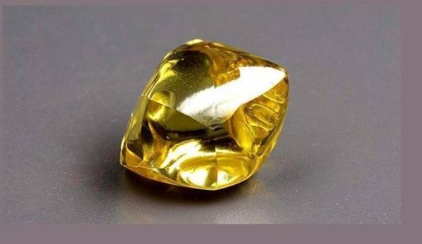 شركة روسية تبيع ألماسا فريدا أصفر اللون