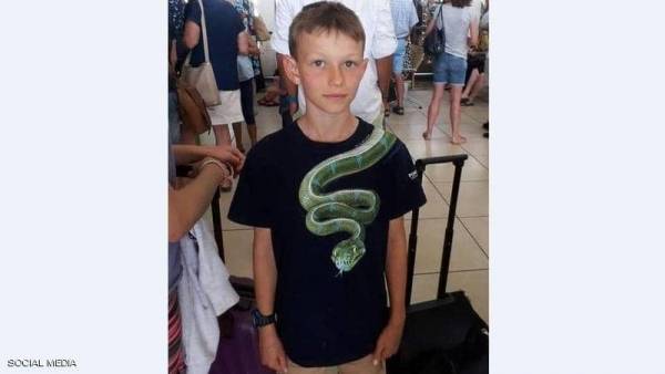 أمن المطار لطفل القميص المخيف: اخلعه أو اترك الطائرة