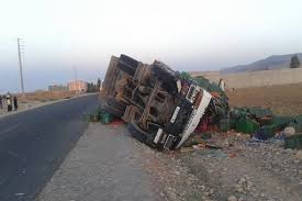 اصابتان بحادث انقلاب شاحنة لنقل المركبات بالعقبة