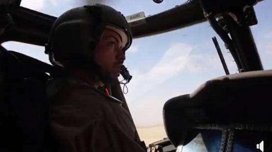 ولي العهد يقود طائرة عسكرية (فيديو)