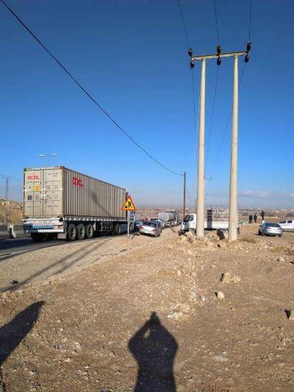 تصادم شاحنتين يغلق الطريق الصحراوي