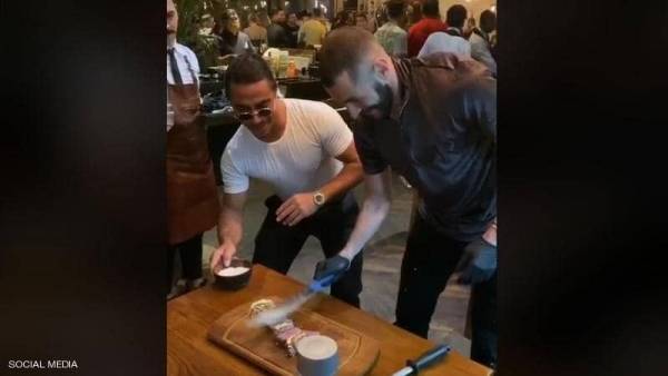 بنزيمة يتناول اللحم بالذهب في دبي