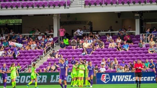 حفل زفاف لزواج مثلي بين بطلتين للعالم لكرة القدم للسيدات