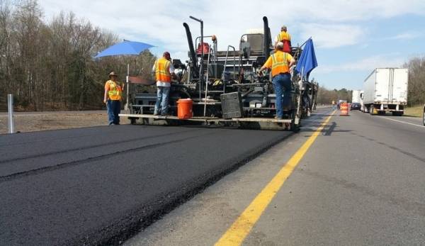 لا يخطر على بال... بلد ترصف الطرق بـعلب الحليب