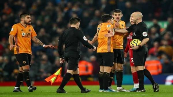 هدف ماني يثير جدلاً في إنكلترا