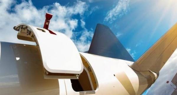 ماذا سيحدث في حال فتح باب الطائرة أثناء الرحلة؟