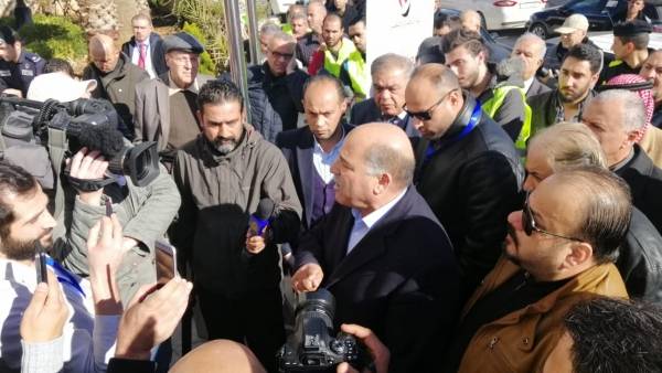 بالفيديو والصور..الشرطة تحاصر جمعية الاسكان.. ولجنة الانتخاب تنسحب ..والمستثمرون في قاعة الاسكان يعتبرونه يوما اسود