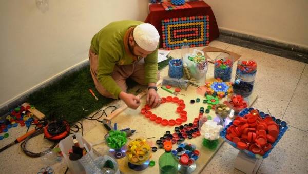 مغربي يحوّل أغطية القنينات البلاستيكية إلى لوحات فنية