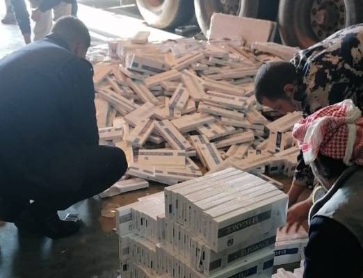 ضبط 3930 كروز دخان مهرب في مركز جابر (صور)