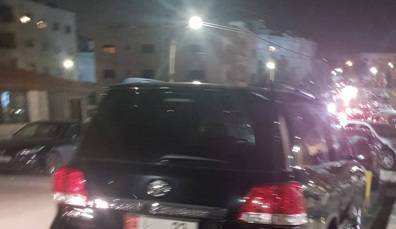 بالصور…ماذا يفعل وزير العمل بهذا الوقت في وزارته !!