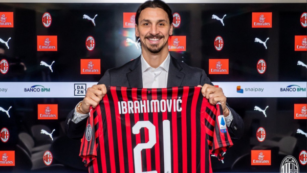 سر اختيار إبراهيموفيتش لارتداء القميص رقم 21 مع ميلان