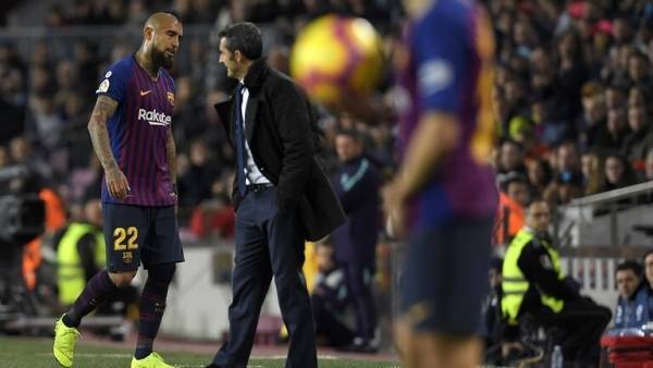 مدرب برشلونة: مقاضاة فيدال للنادي لن تؤثر على وضعه في الفريق