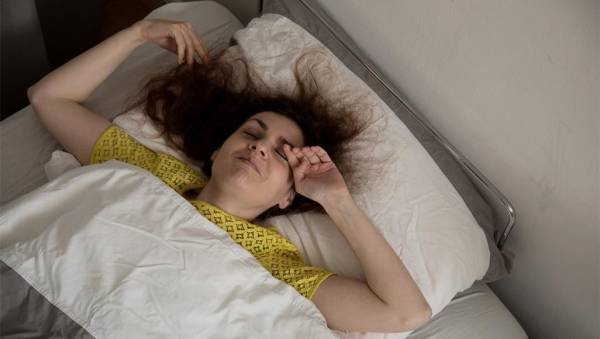 منها مشاكل الغدة الدرقية.. تعرف على أسباب التعرق الليلي الشديد