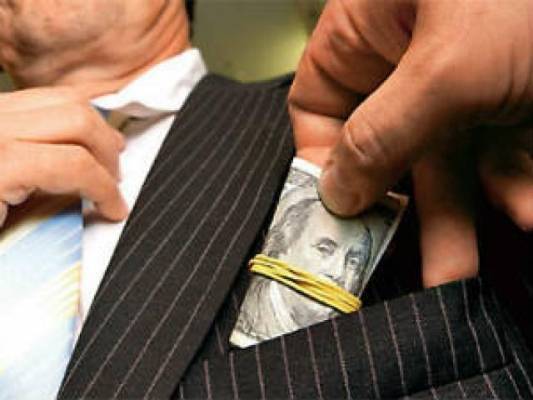 متلبسا بالرشوة... القبض على رئيس مصلحة الضرائب المصرية