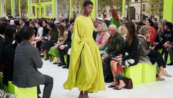 ألوان النيون تضيء أزياء 2020.. وهذه اعتمدها أبرز المصممين