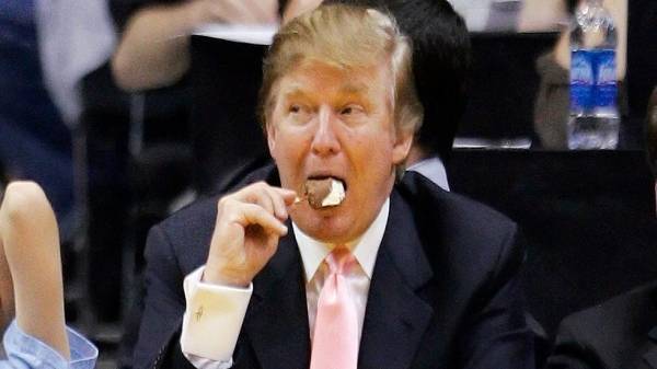 ترامب كان يستمتع باللحم والآيس كريم لحظة اغتيال سليماني