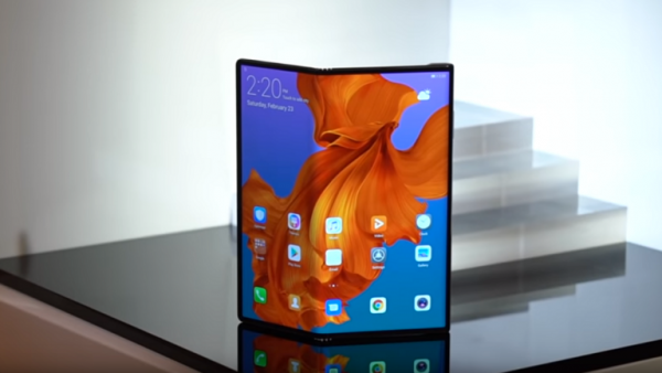 هواوي تطلق نسخة أكثر تطورا من هاتفها القابل للطي