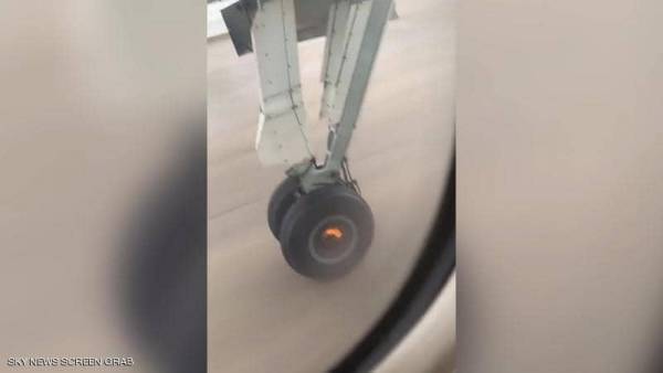 سقوط إحدى عجلات طائرة كندية أثناء إقلاعها