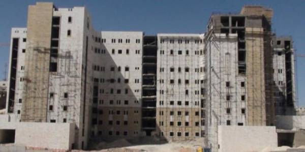 مستشفى السلط الجديد افتتاح جزئي بعد سنوات  صام صام وافطر على بصلة 