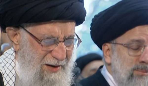 انهيار خامنئي وبكاءه أثناء الصلاة على قاسم سلماني .. (فيديو)