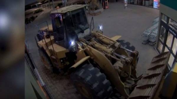 أغرب سرقة لماكينة صراف آلي في العالم ... فيديو